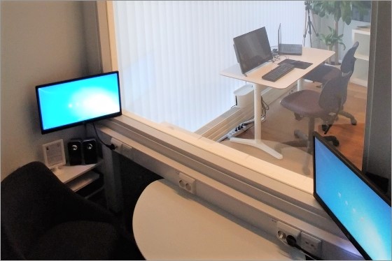 Picture of small observation room, closed blinds